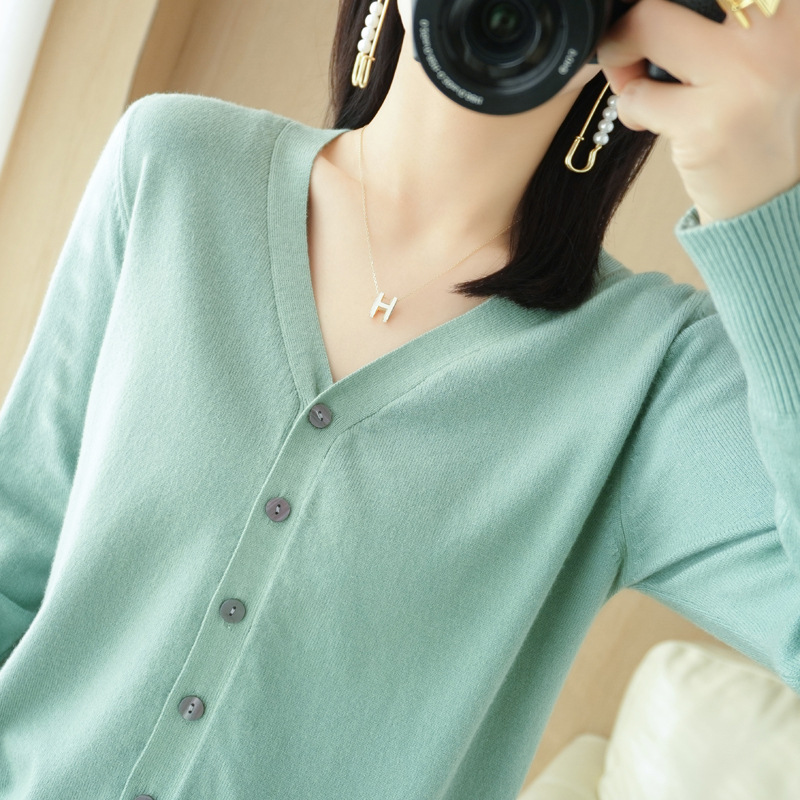Withdrawal foreign trade discount 23 Spring and Autumn New wool cardigan coat women's knitted bottoming shirt V-neck cashmere sweater women