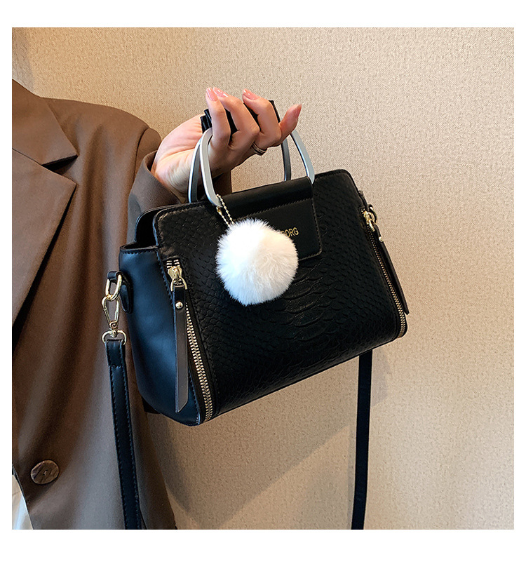 Women's Medium Autumn&winter Pu Leather Solid Color Vintage Style Fluff Ball Square Zipper Handbag display picture 6