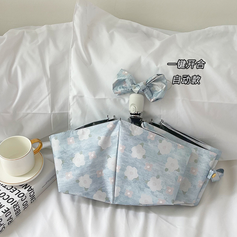 優しい風の青い花の傘は写真を撮ってきれいです。