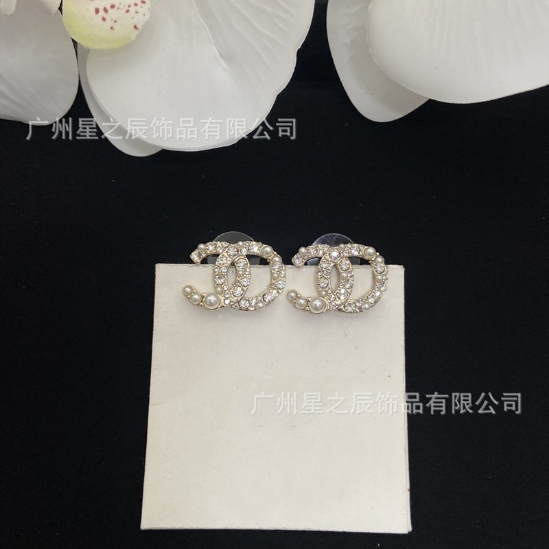 女性用のラベル付きダブルCサイズのパールイヤリングの実物写真、女性用のファッショナブルで軽い高級ダイヤモンドイヤリング、女性用工場卸売|undefined