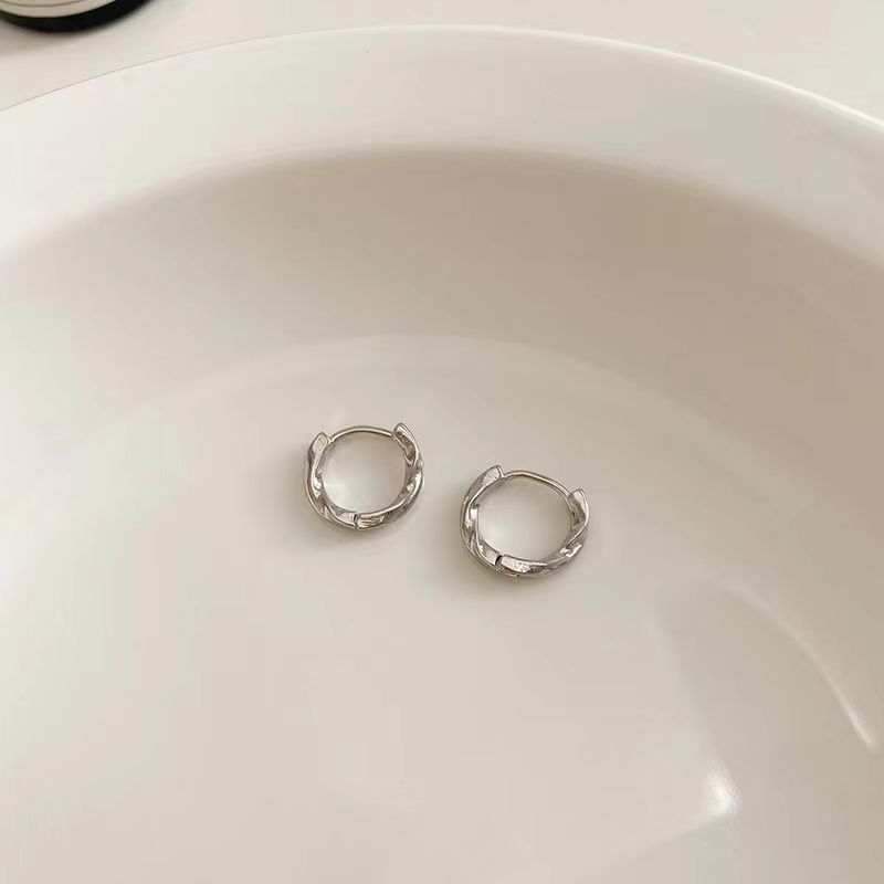 Mobius anillo de la oreja nicho femenino hebilla de la oreja no hay necesidad de recoger los pernos para dormir Corea del Sur temperamento Internet celebridad pendientes de moda