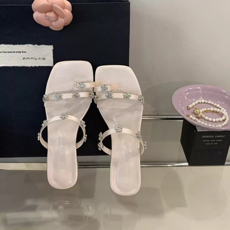 Sandalias de diamante de hadas francesas para mujeres de verano 2026 tacones gruesos desnudos de dama hermoso temperamento con zapatillas frías image 4
