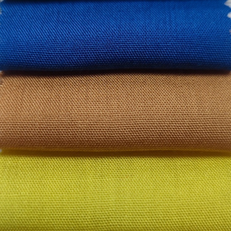 Shaoxing al por mayor 95gsm tejido plano 45s * 45s camisa de color sólido teñido tela de rayon