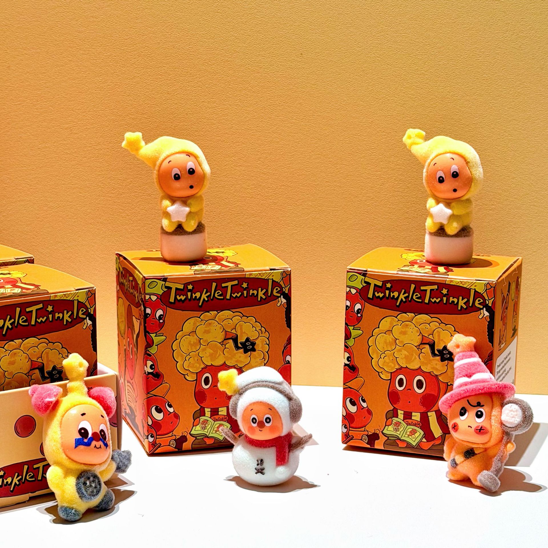 Nuevo tipo de muñeca de estrellas caja ciega de alto valor de cara muñeca de estrellas juegan a mano colgantes agujero le caja ciega sorpresa