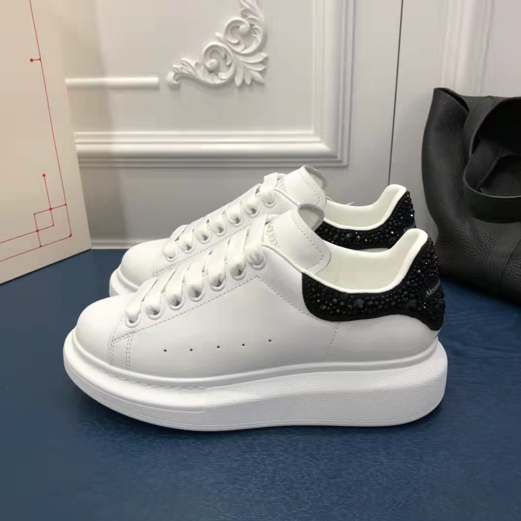 Versión superior de gama alta brillante diamante McQueen blanco zapatos de las mujeres flash diamante piel de vaca gruesa inferior aumento versátil deportes par zapatos casuales hombres