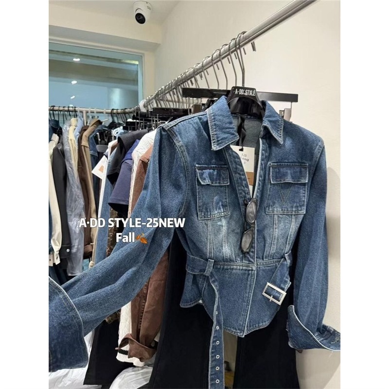 Qadın üçün qısa denim jaket, kəmərli və yaxalı