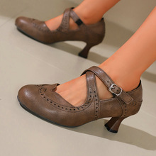 春秋布洛克烧花女单鞋复古英伦风木纹跟粗跟高跟交叉扣带休闲女鞋