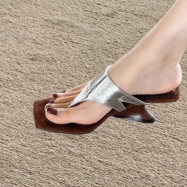 Retro francés 2026 regañadientes zapatillas de dedos desnudos para mujeres en verano usar nuevas zapatillas de cabeza cuadrada