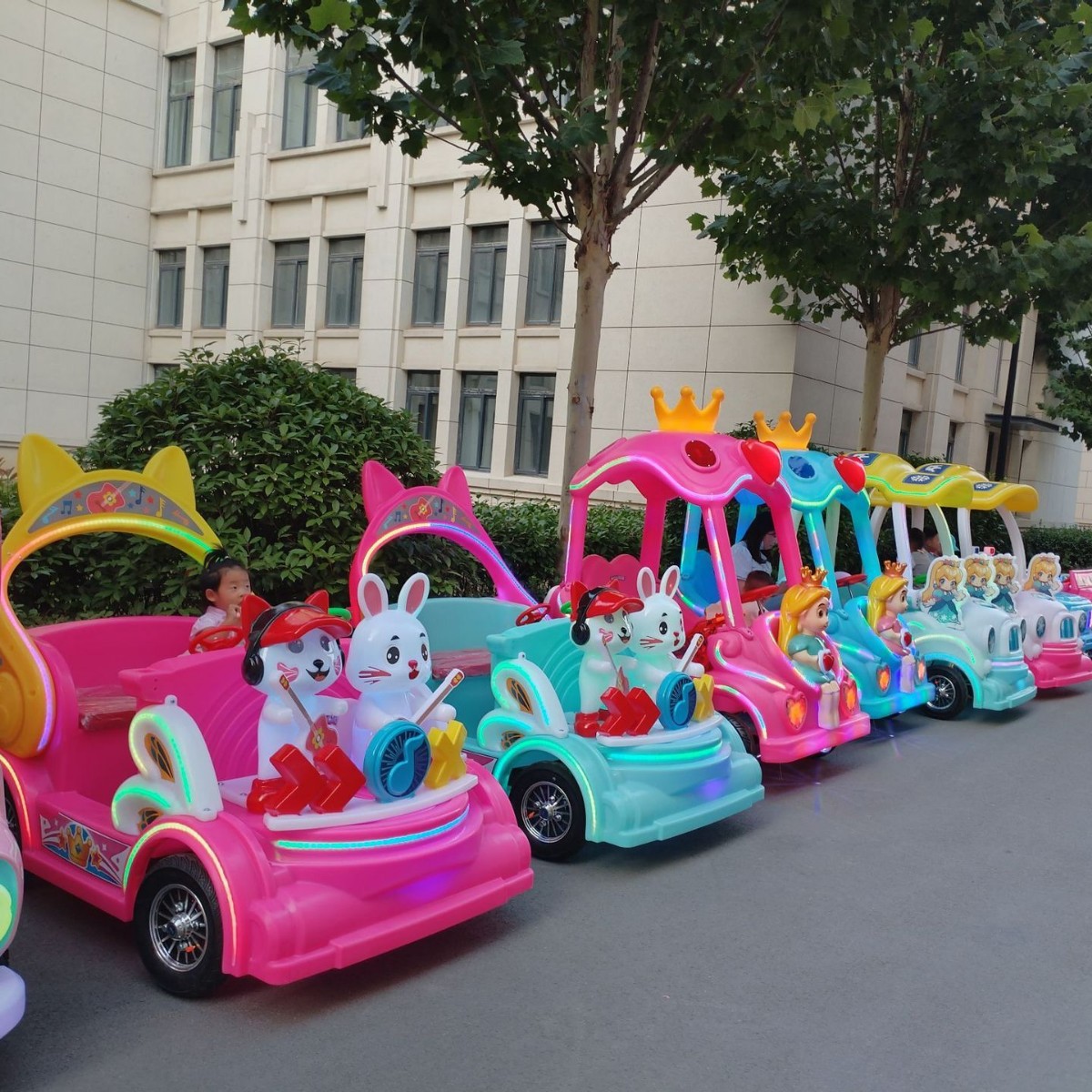 El coche luminoso de la plaza infantil de ruedas grandes se puede agregar al centro comercial de la plaza del radar, el coche de entretenimiento eléctrico, el puesto del mercado nocturno