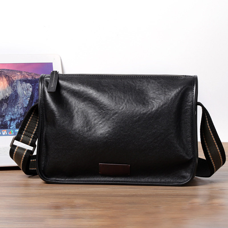 Túi đeo chéo nam da bò kiểu retro 29×11×17 cm — Màu đen da thực vật, Da cầm tay màu đen