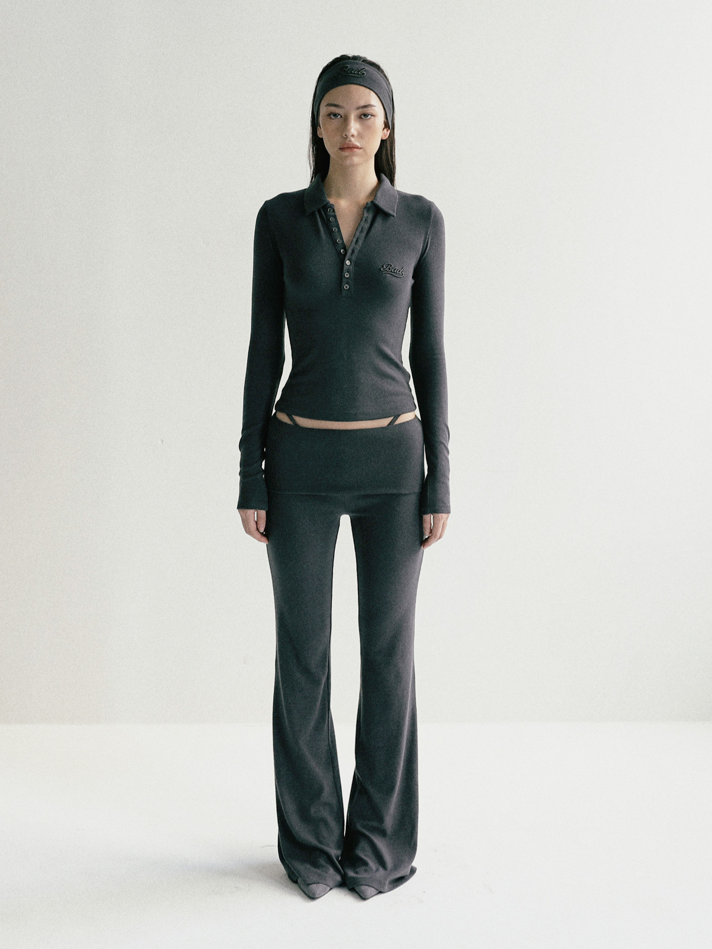 ブラッド・ブラッド・ソフト折りたたみミニラップパンツ女性タバコ色アメリカレトロ刺繍着痩せお尻のラッパパンツ新作