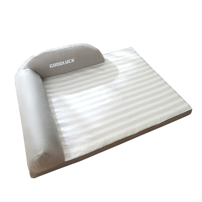 Sofá estriado simple con respaldo para perros grandes con pelo dorado en verano con perros frescos y almohada de cuello alta para mascotas