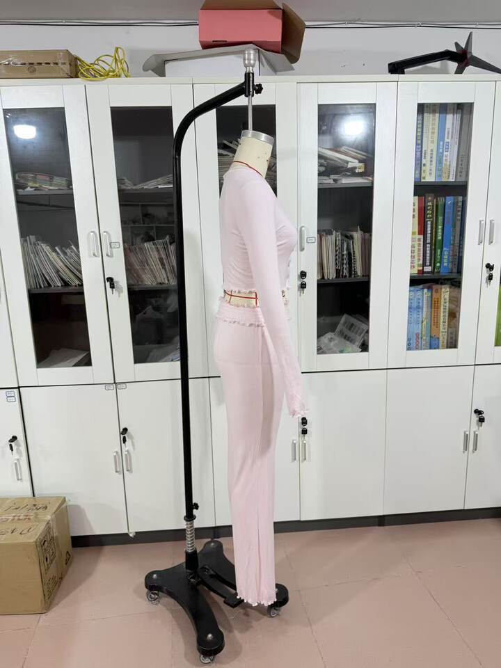 Bộ đầm dệt kim nữ cổ V tay dài croptop kèm quần ống suông phối ren — Màu hồng chi tiết 4