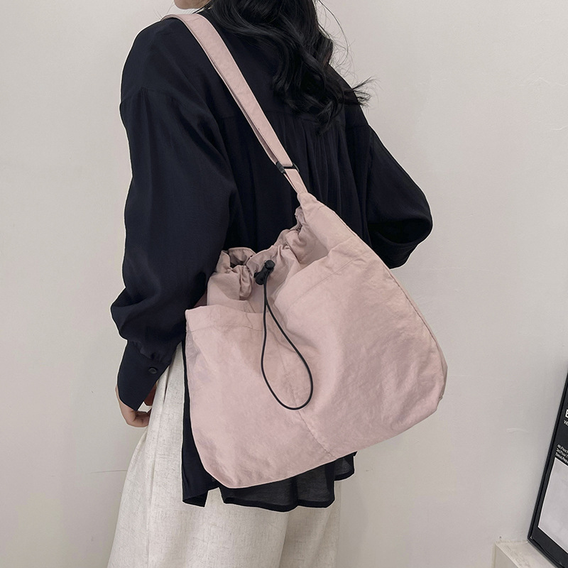 A stylish single-shoulder crossbody bag for 2024, a large-capacity casual commuting bag for classes, and a beautiful and fashionable underarm bag for women undefined