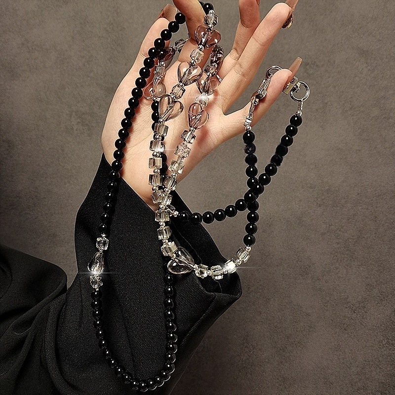 Stylish and sophisticated heart-shaped beaded mobile phone charm, long crossbody strap, fashionable mobile phone lanyard.