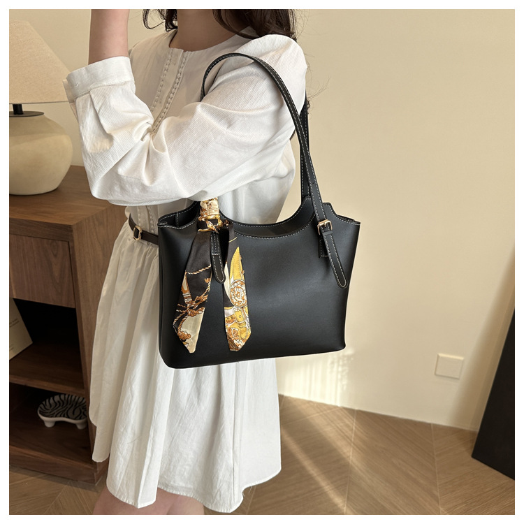 Paquete tote de gran capacidad para desplazamientos transfronterizos nuevo bolso de mujer simple, bolso de hombro retro, bolso de cubo de piel blanda