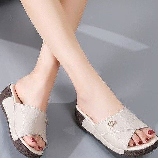 Zapatillas rojas de cuero suave para mujeres 06 verano nuevo talón de pendiente con suela gruesa y cómoda zapatillas de playa image 7