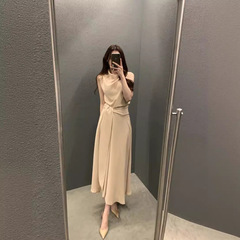 韓国系chic夏のフランス式の優雅な山の襟のストラップは腰を収めてやせているノースリーブのベストのワンピースの中で長いスカートの女性を現します。