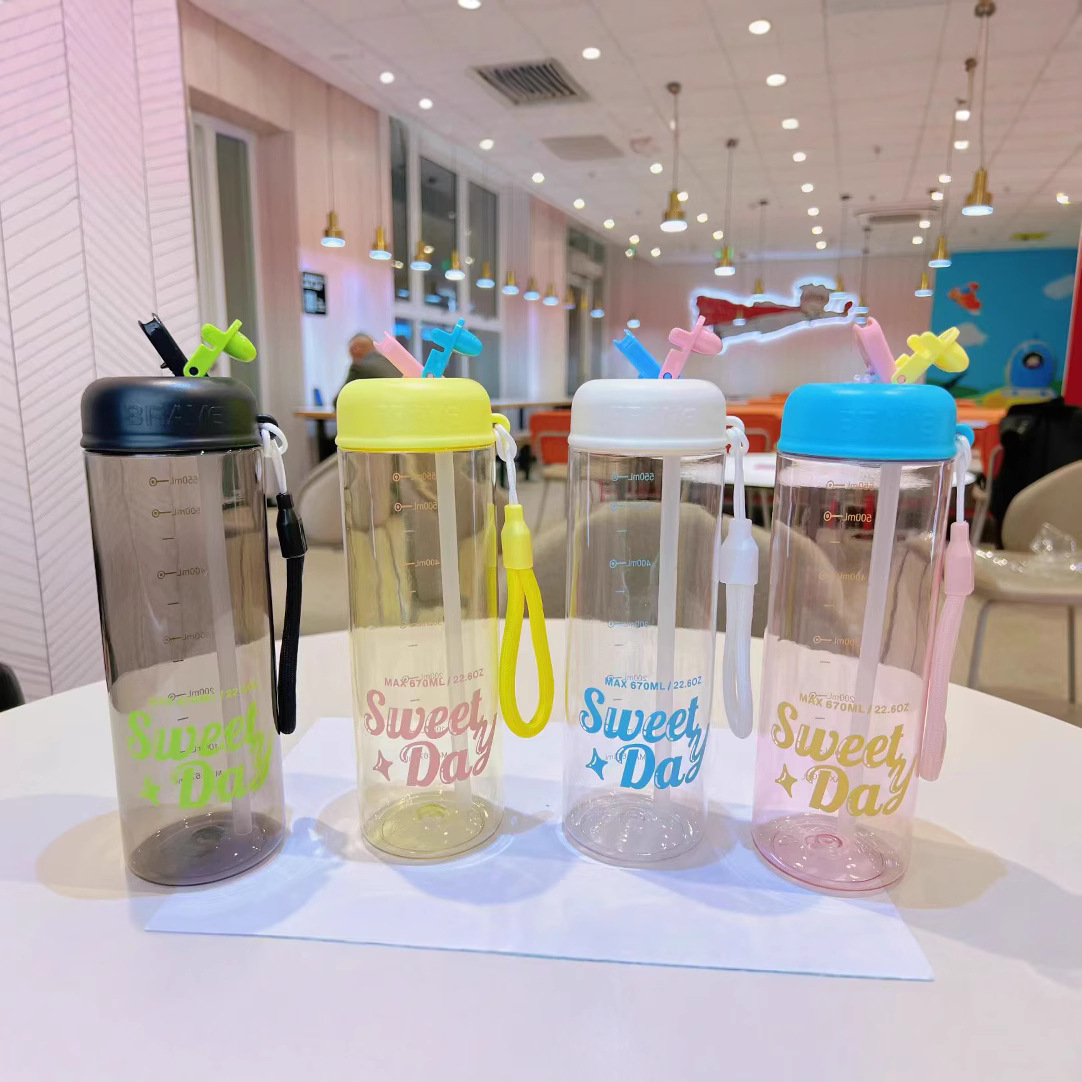 Yitong nuevo simple taza de plástico de estudiantes de paja deportiva taza de agua de estudiantes 670ml taza deportiva para niños al por mayor