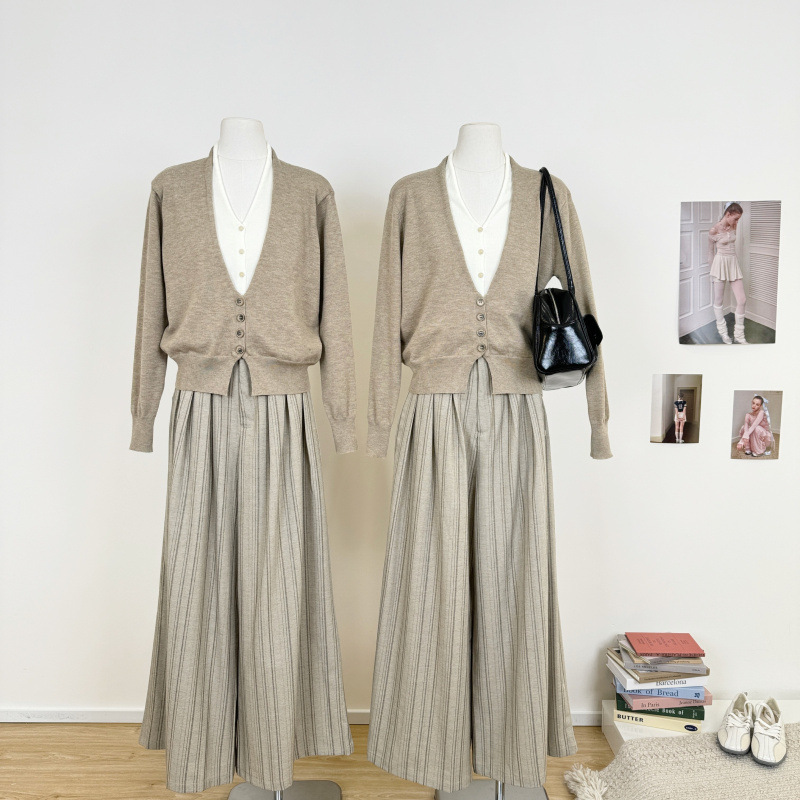 Qianyu Elegant and Relaxed Fake Two-Piece V Neck Knitwear Autum New Layered Design Knitwear Cardigan