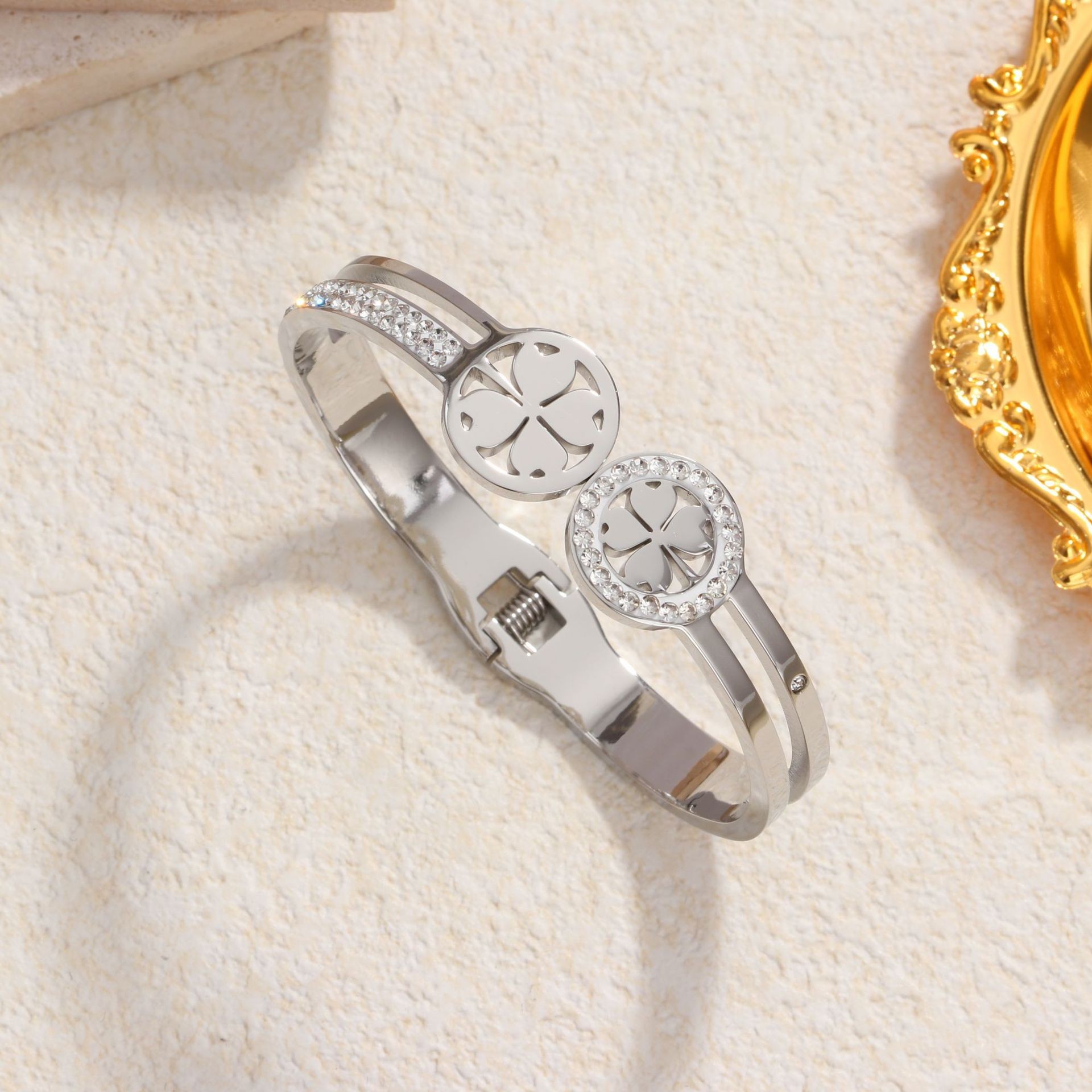 68 네잎 플라워 라운드 팔찌 스틸 컬러