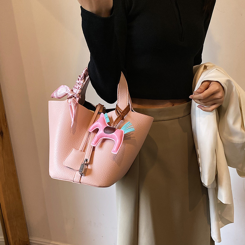 Bolso de diseño de nicho de estilo occidental de alta gama para mujer 2023 nuevo bolso de cerradura de red popular bolso de cubo de todo fósforo