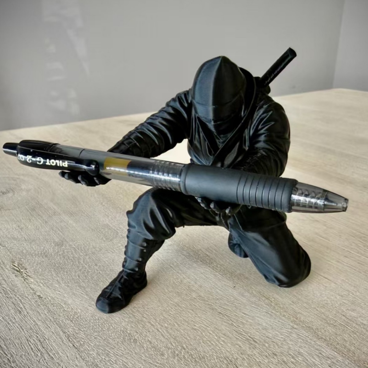 Ninja impresión adornos 3D hechos a mano estante de lápiz papelería almacenamiento bolígrafo personalidad mesa creativa con decoración negro samurai estante de lápiz
