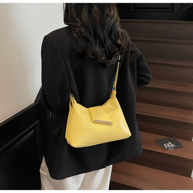 In the summer of 2025, new solid-color underarm bags for women are popular. These are simple and stylish underarm bags, handbags, and candy-colored single-shoulder bags undefined