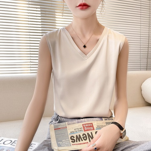 Silk camisole top for women, suitable as an underlayer with suits, made of mulberry silk satin, 24th summer V-neck white, wearable as a top, with a small camisole.