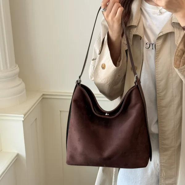 2026 early autumn new style casual tote bag, large-capacity women's bag, fashionable shoulder bag, textured bucket bag