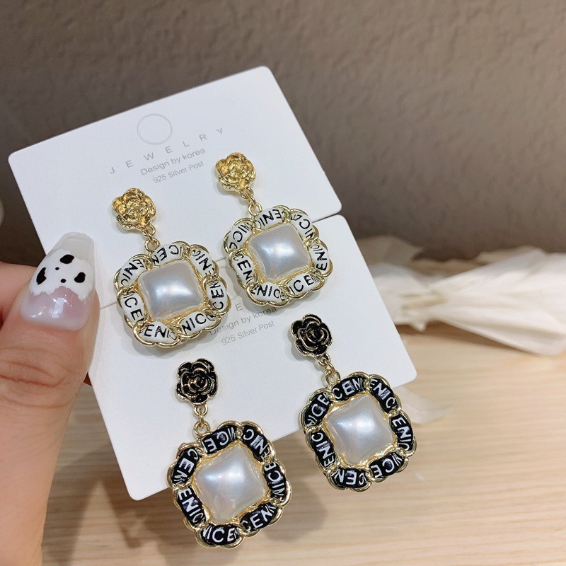 Korean New Flower Geometric Earrings Fashion Niche Light Luxury Earrings display picture 2