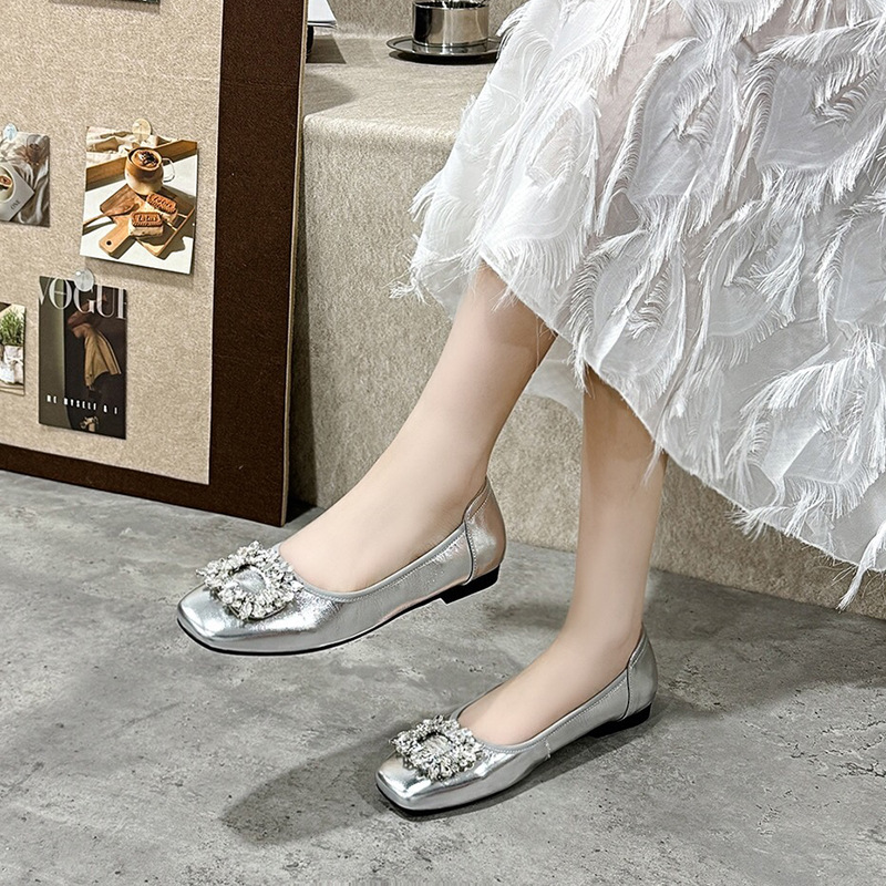 Giày bệt nữ mũi tròn da bò sáng bóng đính khóa vuông đế mềm — Da bò lớp đầu tiên bằng phẳng màu be