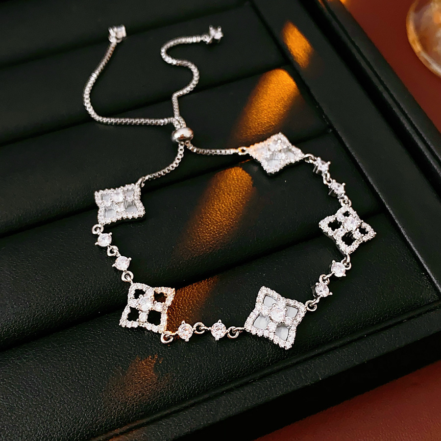 Zircon hueco flor de frita pulsera de extracción estilo estilo francés personalidad pulsera de lujo ligero joyas de mano de alta calidad