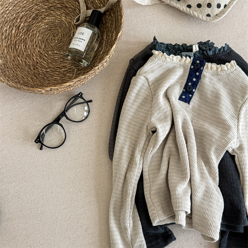 春と秋の女の子の子供服のtシャツの赤ちゃんの洋気の子供の個性の潮の韓国版の森系は色のレースの襟ネットの赤い底のシャツをつづり合わせます。