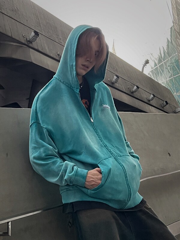 < Poison Products in Stock > High-End Version of B Brand's Cola Tie-Dye Washed and Distressed Sweatshirt in Loose Fit.