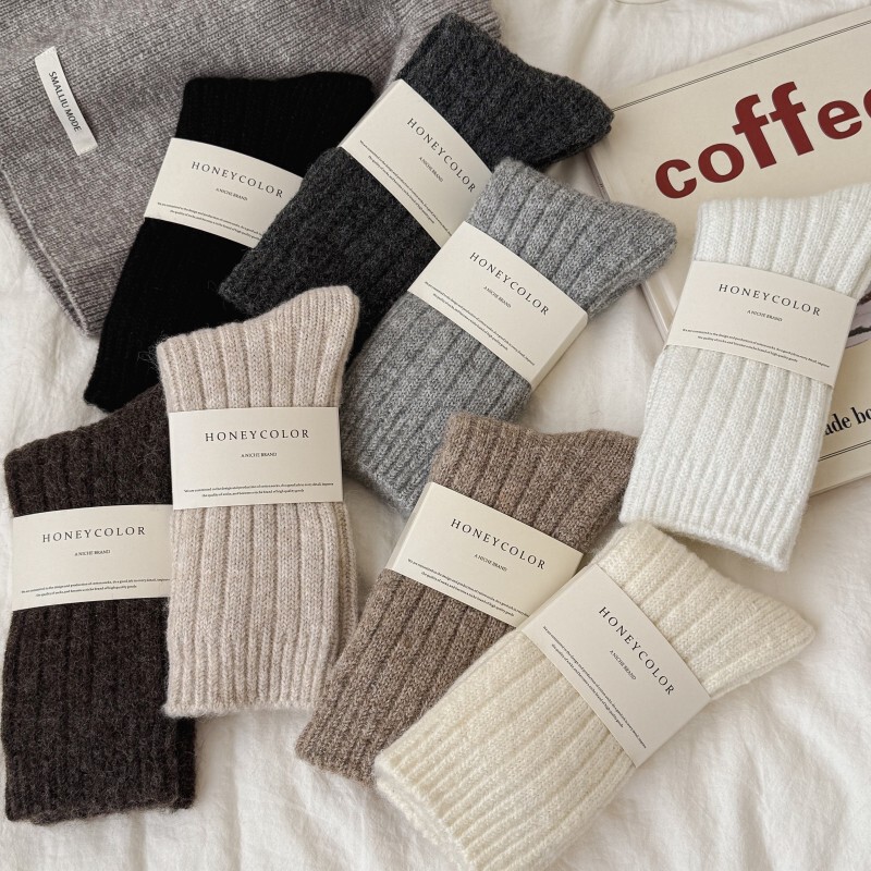 Women's Mid-Calf Socks for Autumn and Winter, Thick Wool Socks with Coarse Knitting, Japanese Classic Retro Colors, Warm Slouch Socks for Ladies