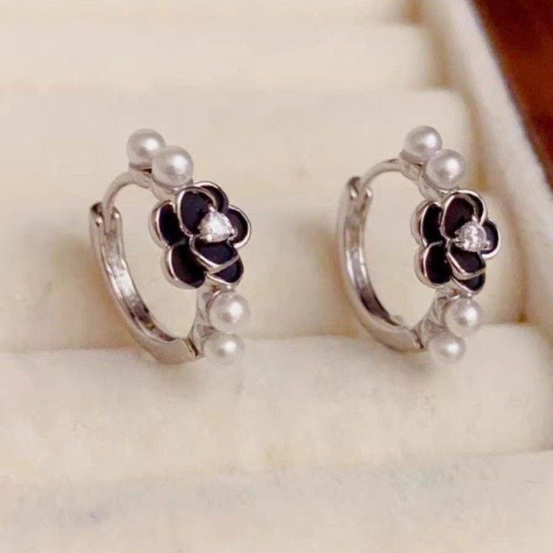 Silver pointed spike labret stud material detail