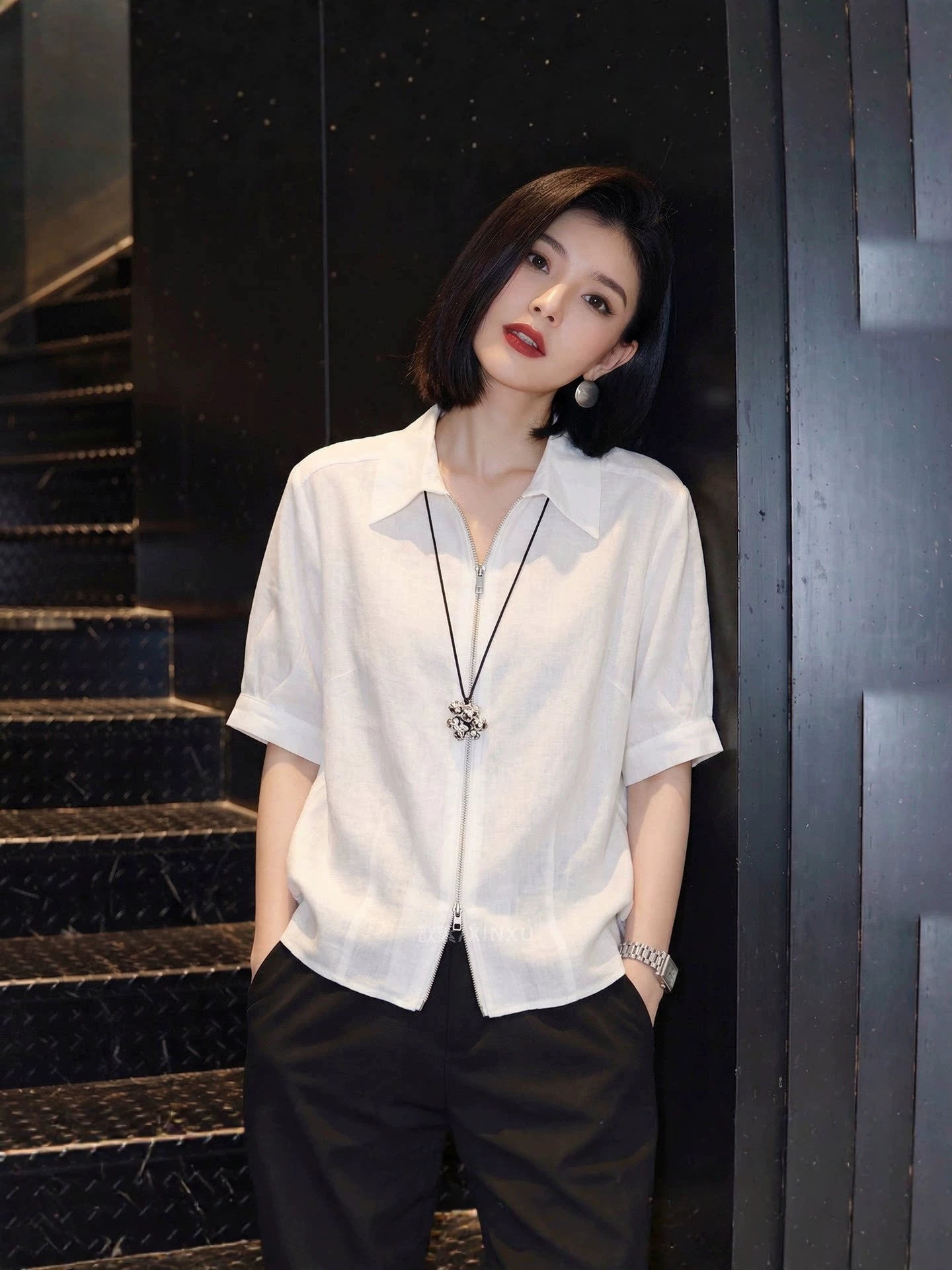 Áo sơ mi ngắn tay nữ cổ lật phong cách nhẹ nhàng, thiết kế dây kéo trước, form suông tôn dáng — màu trắng