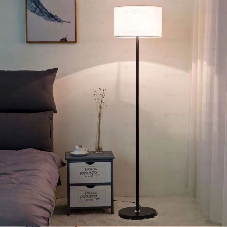 Luz de piso nórdica personalidad creativa minimalista moderna dormitorio cabecera sala de estar al lado del sofá LED vertical lámpara de escritorio transfronteriza