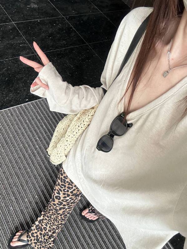 怠惰感が爽やかで、薄いリネンの日焼け止めシャツがゆったりしています。vネックtシャツの上着です。|undefined