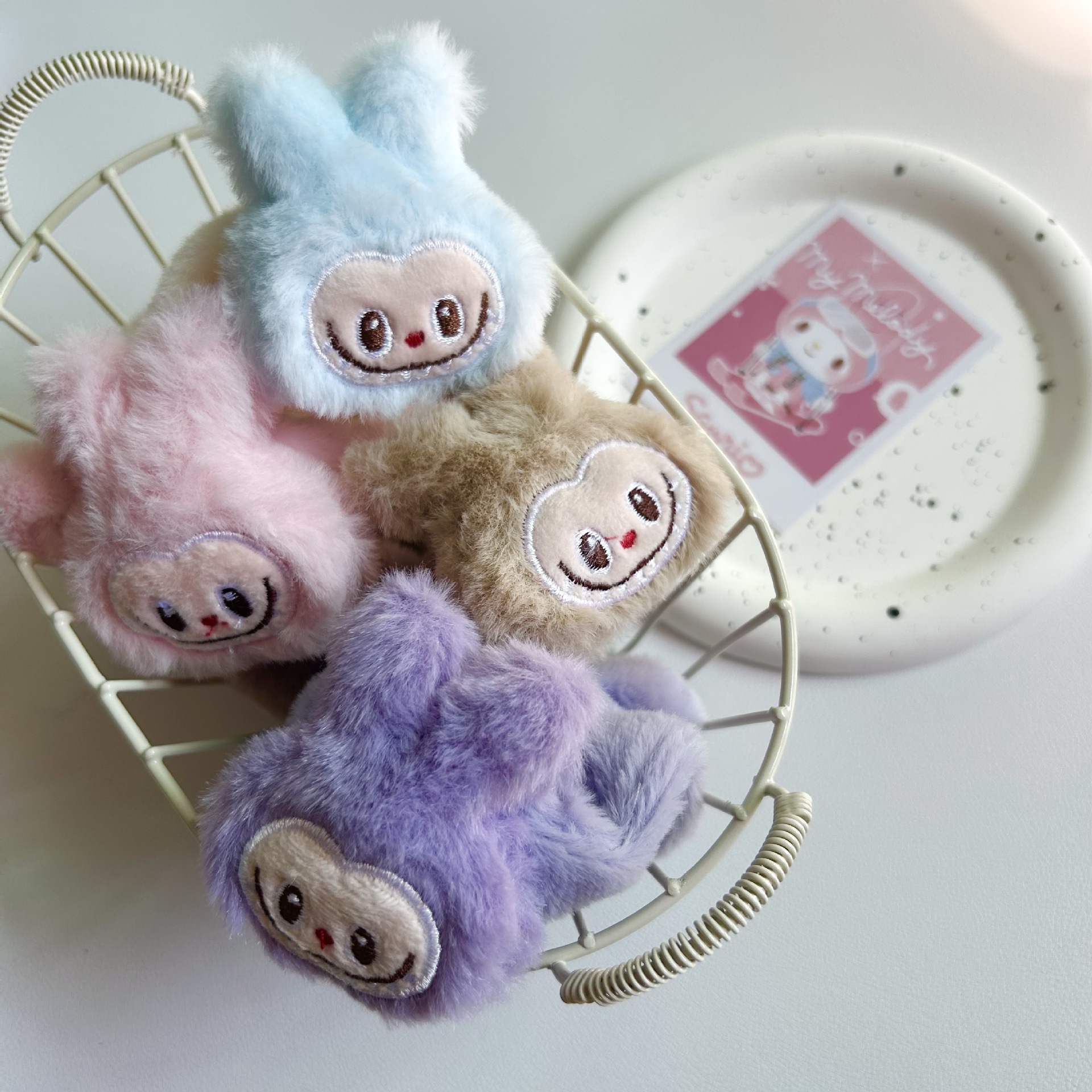 Bonito anillo de pelo de peluche de rabu animal pequeño anillo de intestino cruzado venta caliente dibujos animados correa creativa muñeca adornamiento para el pelo