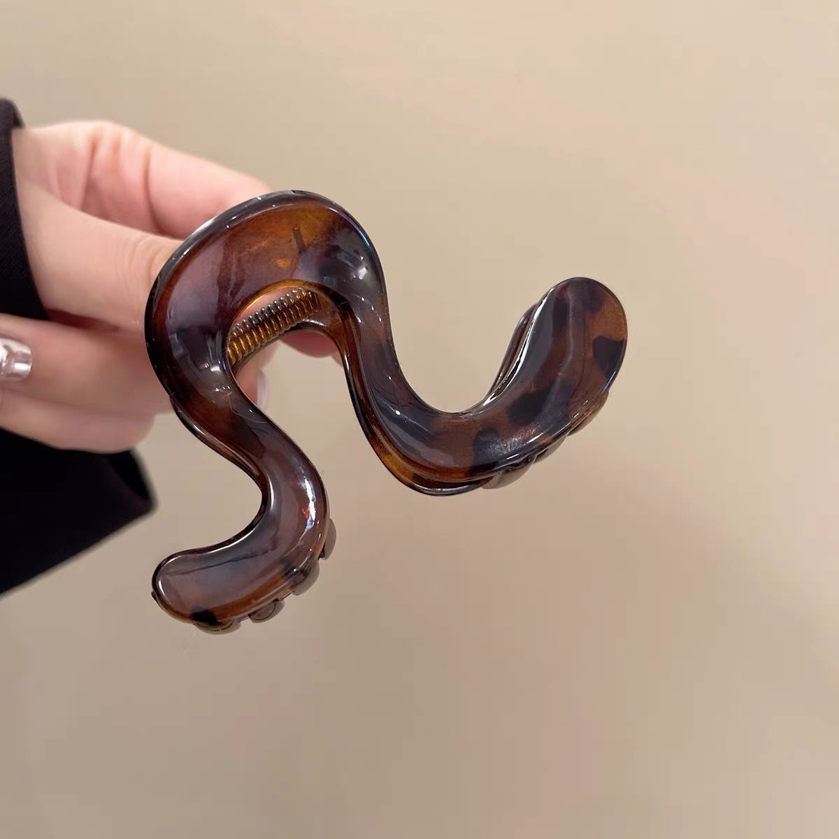 Clip de agarre de sentido de alta calidad de temperamento 2025 nuevo clip de tiburón para el cabello en la parte posterior de la cabeza