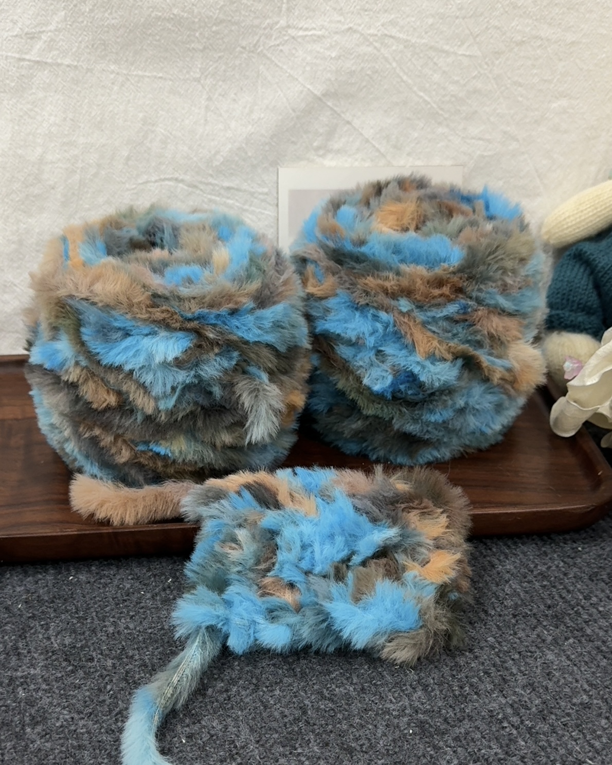 새로운 색상의 벽화는 때로는 노란색을 띠고 때로는 파란색을 띠며, 그룹마다 색상이 다릅니다.