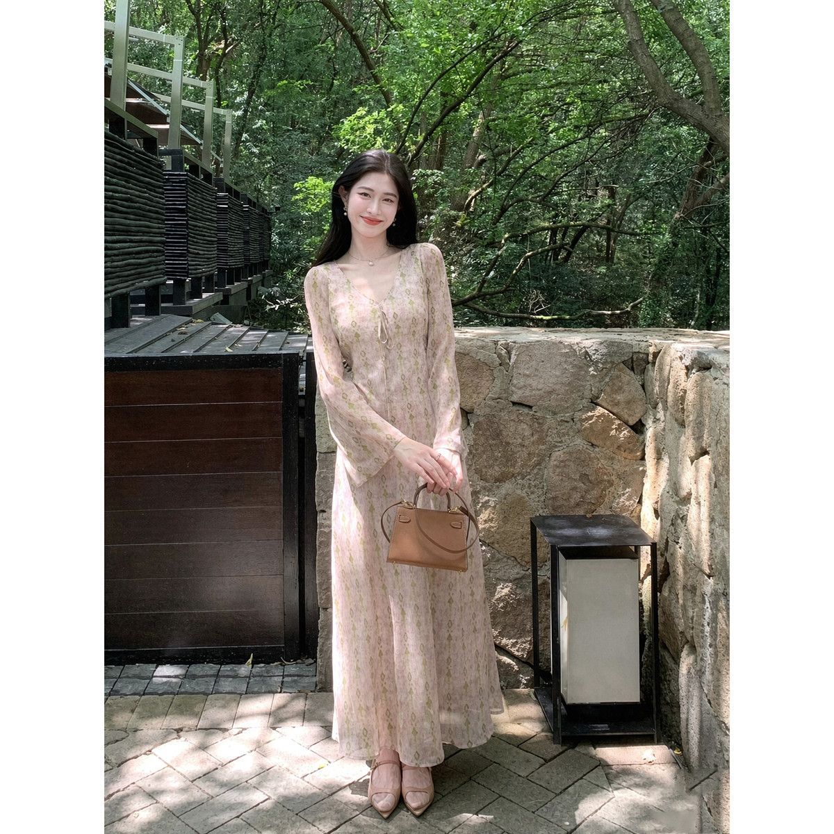 高级感绝美气质印花长袖连衣裙2026夏季新款法式度假风温柔长裙子