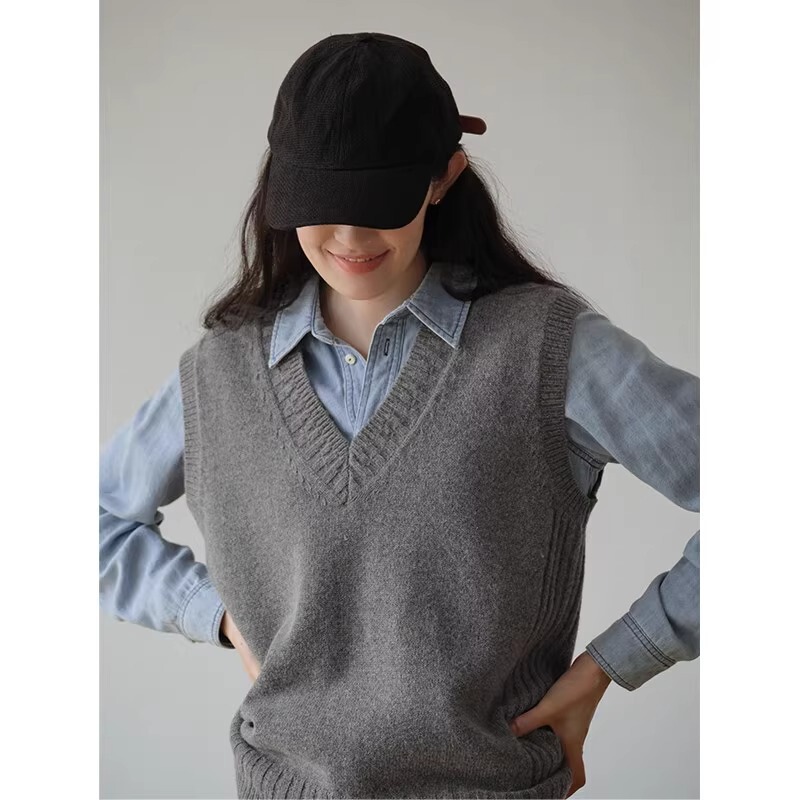 French Retro Caramel Brown Classic Versatile Wool V Neck Vest for Women Autum Slim Black Knitted Vest