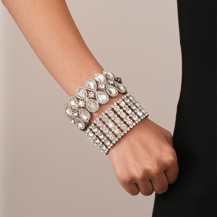 Europa y los Estados Unidos lujosos diamantes de gota de agua geométrica ancha pulsera elástica personalidad exagerada nicho temperamento de alta sensación joyas de mano para mujeres