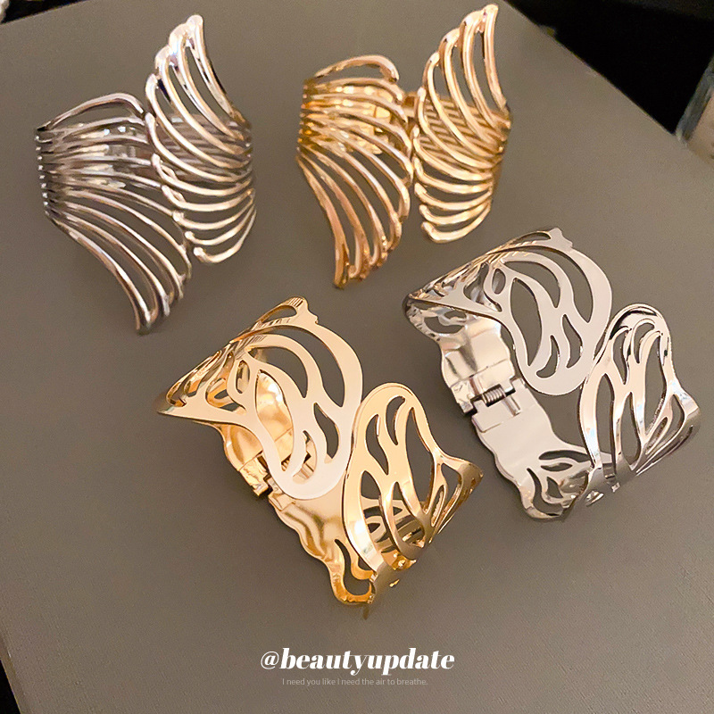 Brazalete abierto de metal de hoja hueca de patrón transfronterizo, pulsera de sentido de diseño europeo y americano, brazalete de temperamento retro de moda, mujer