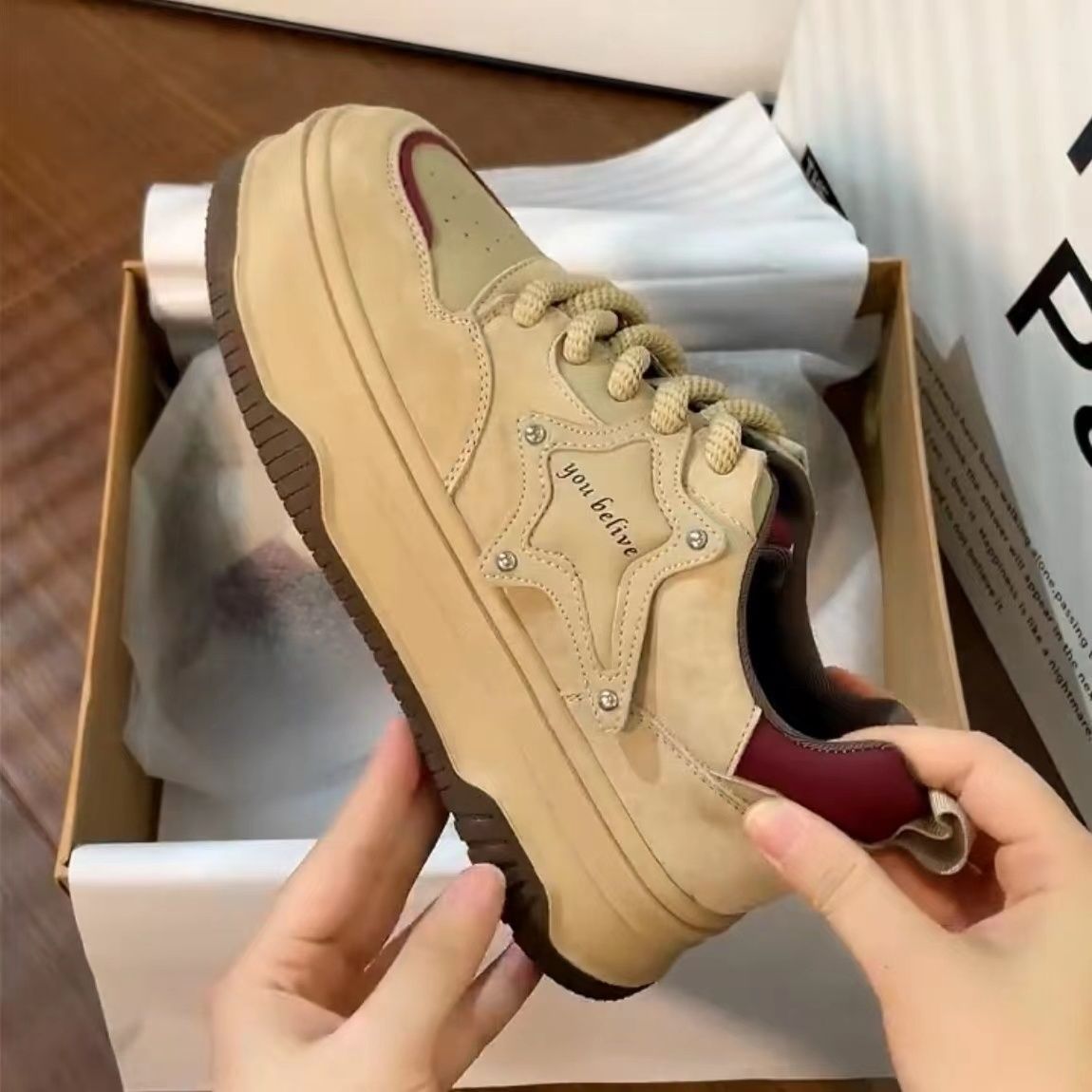 Zapatos de skate estrella coreana para mujeres 2024 primavera nuevos zapatos de mujer de nicho universal zapatos blancos casuales de estudiantes