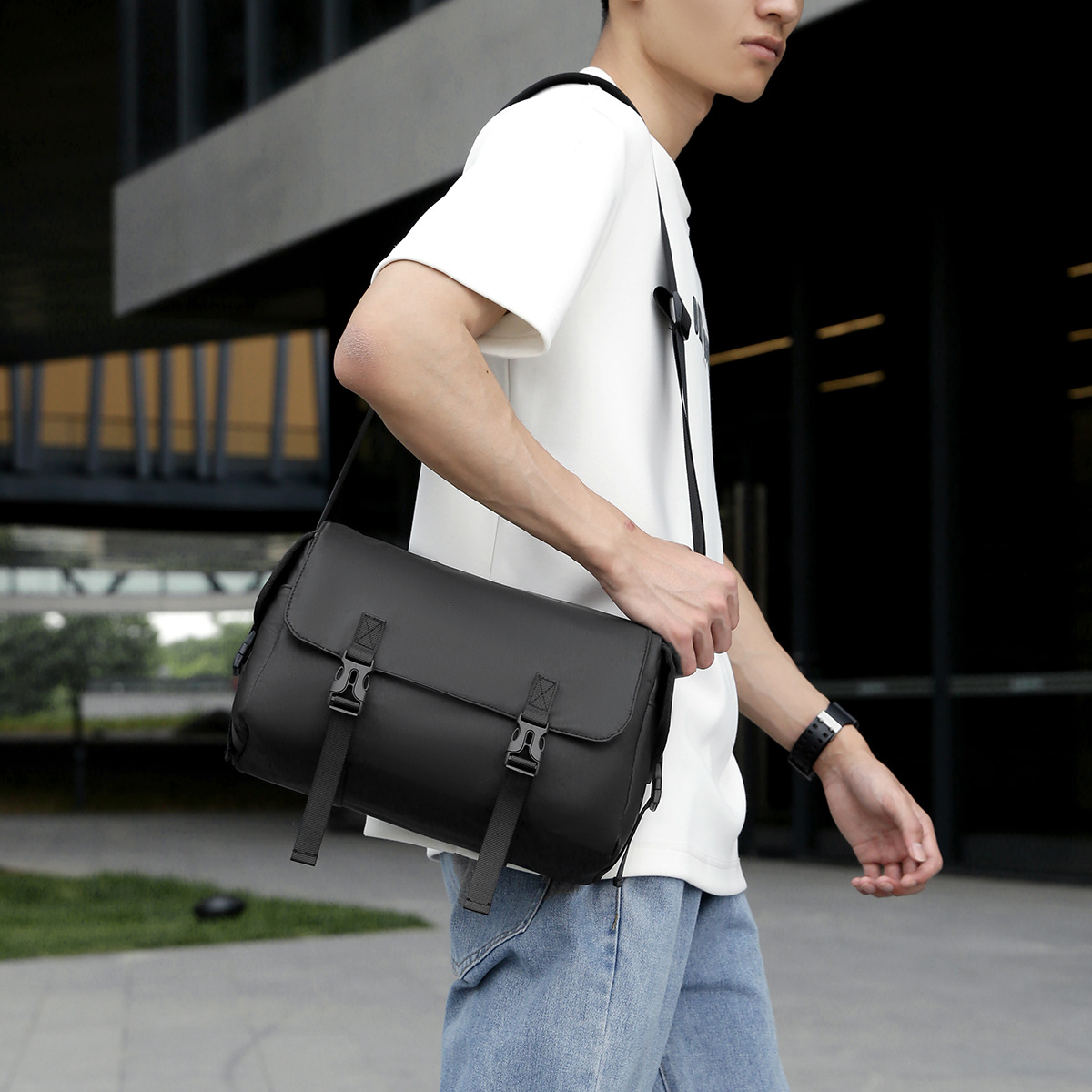 Nueva bolsa de mensajero de hombre casual retro, bolsa de mensajero de gran capacidad de tendencia ligera, bolso de hombro de estilo de herramientas de todo fósforo