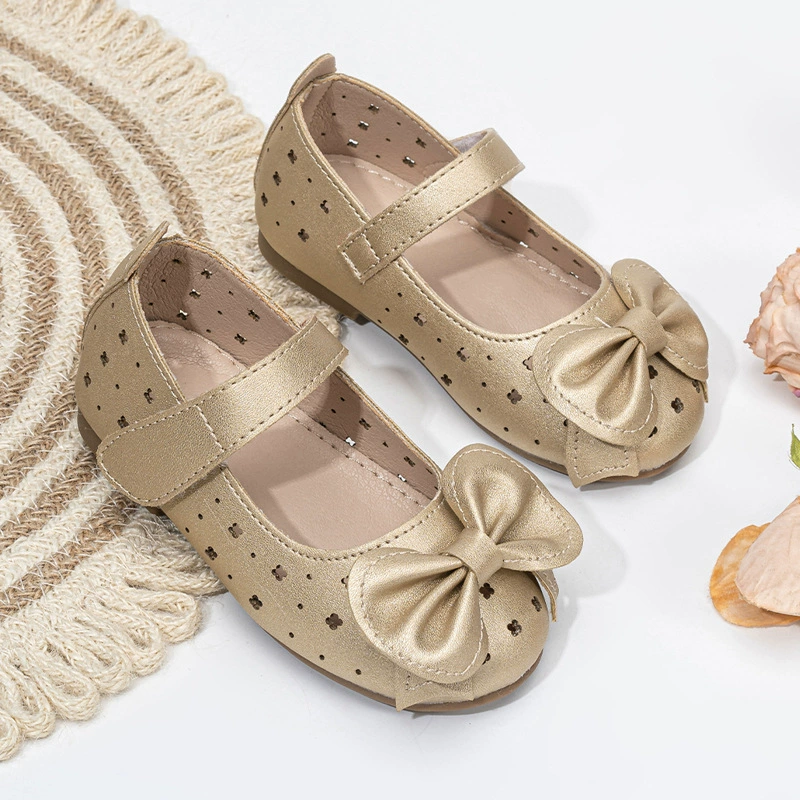 Летние кожаные туфли для девочек 2025 года, детские туфли для выступлений в корейском стиле с бантом, мягкой подошвой и ажурной отделкой, детские туфли-принцессы